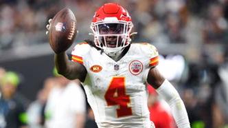Rashee Rice celebra com a camisa do Kansas City Chiefs em ação.