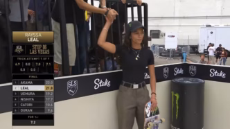 Rayssa Leal em ação no SLS de Las Vegas, buscando a vitória no campeonato.