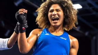 Rebeca Lima, campeã mundial de boxe, sorrindo com a medalha de ouro conquistada.