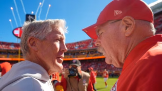 Andy Reid, técnico dos Chiefs, e Pete Carroll, técnico dos Raiders, em momento de cumprimento.