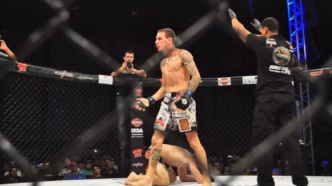 Renato Moicano em ação no UFC.