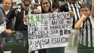 Hulk do Atlético-MG recebe apoio da torcida em cartazes e faixas.