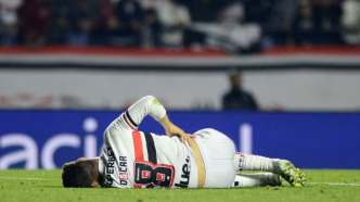 Oscar deixa o campo lesionado durante partida do São Paulo contra o Corinthians.