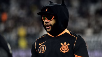 Memphis Depay em campo pelo Corinthians.