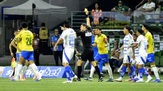 Árbitro Rafael Rodrigo Klein aplica cartão amarelo em Gustavo Gómez durante partida entre Palmeiras e Cruzeiro, após lance polêmico.