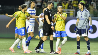 Jogadores de Palmeiras e Cruzeiro em campo durante a partida no Allianz Parque.