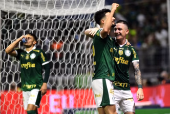 Aníbal Moreno e Flaco López comemoram gol pelo Palmeiras.