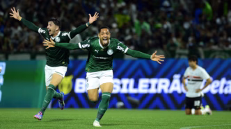 Vitor Roque comemora gol do Palmeiras contra o São Paulo em jogo do Brasileirão.