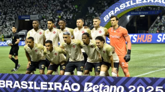 Time do Vasco escalado antes da partida contra o Palmeiras pelo Brasileirão 2025.