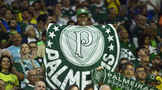 Torcida do Palmeiras em jogo no Allianz Parque, mostrando a atmosfera vibrante no estádio.