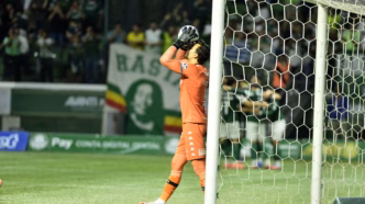 Léo Jardim, goleiro do Vasco, em ação durante a partida contra o Palmeiras.
