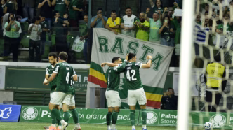 Flaco López e Vitor Roque comemorando gol pelo Palmeiras.