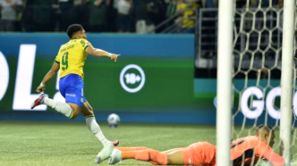 Vitor Roque comemora um dos gols do Palmeiras contra o Bragantino no Allianz Parque.