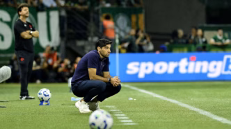 Abel Ferreira, técnico do Palmeiras, em ação durante a partida contra o Vasco.