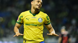 Vitor Roque com a camisa do Palmeiras em ação contra o Bragantino.