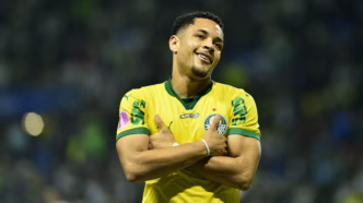 Vitor Roque comemorando gol pelo Palmeiras contra o Bragantino em partida do Brasileirão 2025.