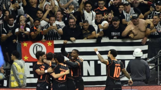 Comemoração de gol do Corinthians na Neo Química Arena em partida contra o Atlético-MG.