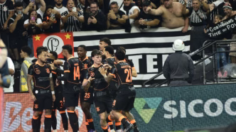 Gol do Corinthians em partida contra o Atlético-MG, com destaque para a comemoração dos jogadores.