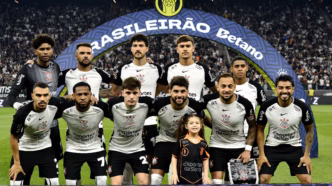 Corinthians posado antes da partida contra o Mirassol, com destaque para os jogadores Matheus Bidu e Yuri Alberto.