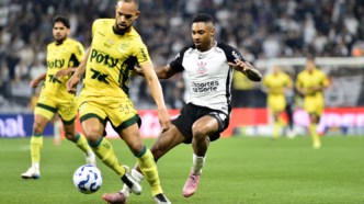 Vitinho em ação pelo Corinthians contra o Mirassol, sentindo dores no joelho direito durante a partida.