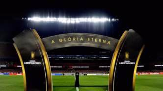 Estádio do Morumbi iluminado em noite de jogo da Conmebol Libertadores.