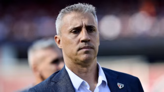 Hernan Crespo, técnico do São Paulo, demonstra sua insatisfação durante a partida contra o Palmeiras no Brasileirão.