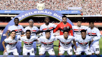Jogadores do São Paulo em campo durante a partida contra o Palmeiras no Brasileirão 2025.