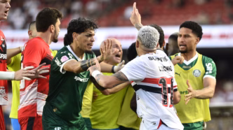 Jogadores em confusão durante a partida entre São Paulo e Palmeiras, com destaque para a disputa pela bola e possíveis faltas.