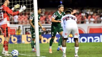 Jogador do Palmeiras comemora gol marcado contra o São Paulo no Brasileirão.