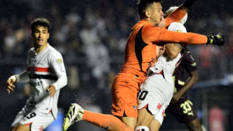 Jogador de futebol em campo durante a partida entre São Paulo e LDU.