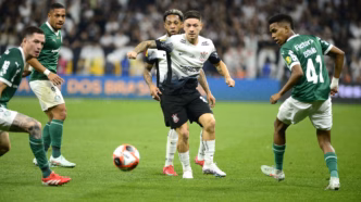 Jogadores do Corinthians e Palmeiras em campo durante a final do Campeonato Paulista na Neo Química Arena.