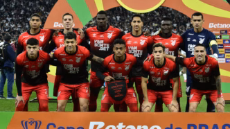 Jogadores do Athletico em campo durante partida da Copa do Brasil.