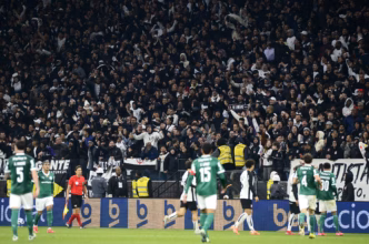 Torcida do Corinthians lotando a Neo Química Arena em jogo contra o Palmeiras pela Copa do Brasil.