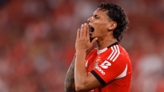 Richard Ríos, volante colombiano do Benfica, em ação durante a partida contra o Chelsea.