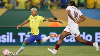 Richarlison com a Seleção Brasileira em campo no Japão.