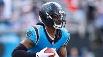 Rico Dowdle correndo com a bola pelo Carolina Panthers.