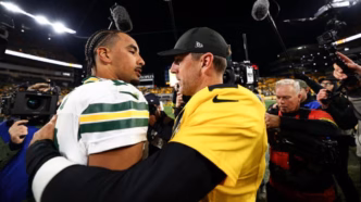 Aaron Rodgers e Jordan Love cumprimentando-se em campo após a partida entre Steelers e Packers.