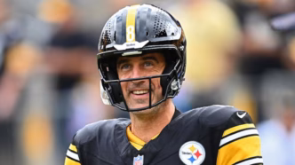 Aaron Rodgers em campo pela NFL, com o uniforme dos Packers.