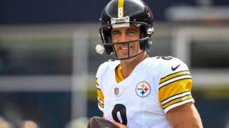Aaron Rodgers, quarterback do Pittsburgh Steelers, em ação durante um jogo da NFL.