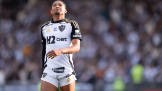 Rony com a camisa do Atlético-MG em uma partida do Campeonato Brasileiro.