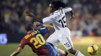 Royston Drenthe em ação pelo Real Madrid durante partida.