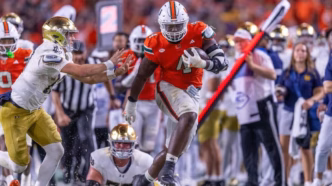 Rueben Bain Jr., defensive end de Miami, liderando a lista de prospectos para o Draft NFL 2026.
