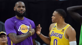 Russell Westbrook e LeBron James em quadra pelos Lakers.