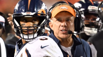 Foto de Russell Wilson e Sean Payton, símbolo da relação conturbada no Denver Broncos.