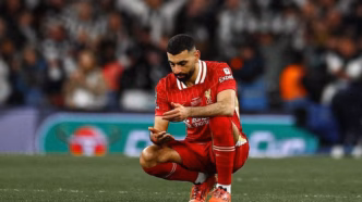 Mohamed Salah lamenta a derrota do Liverpool na Copa da Liga Inglesa.