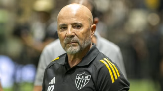 Jorge Sampaoli, técnico do Atlético-MG, comemora durante jogo.