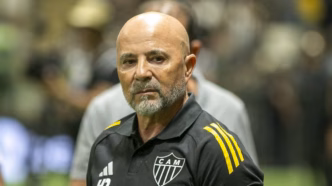 Jorge Sampaoli, técnico do Atlético-MG, comandando a equipe em partida da Copa Sul-Americana.