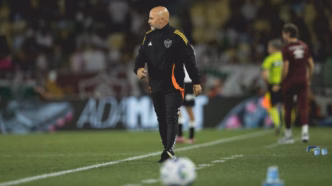 Jorge Sampaoli com expressão de preocupação em jogo do Atlético-MG