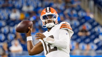Dillon Gabriel e Shedeur Sanders no banco dos Browns, compondo a dupla de ataque.