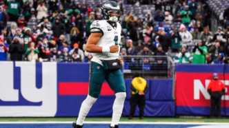 Saquon Barkley em ação pelo New York Giants buscando espaço contra a defesa do Eagles.